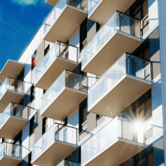 2026年の経済動向と不動産投資市場を解説するマンションイメージ