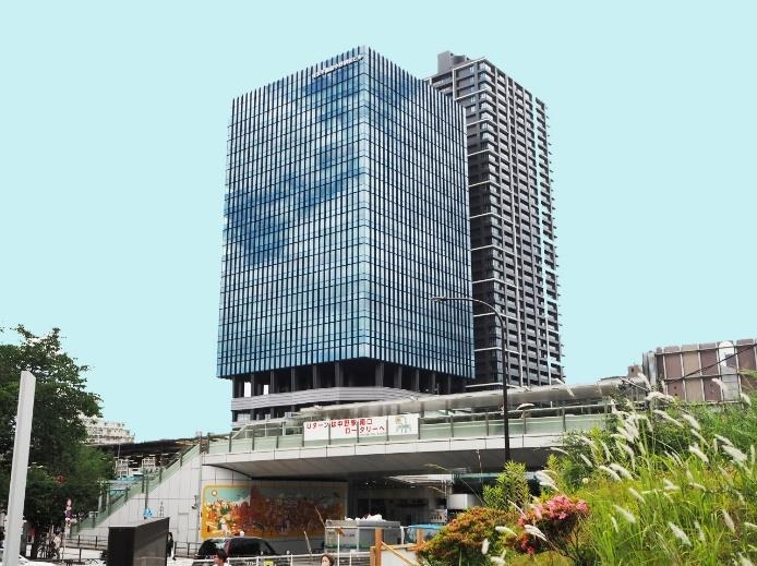 2024年に開業した中野駅南口の住友不動産ツインタワー。中野駅北口側から撮影した2026年5月時点の外観