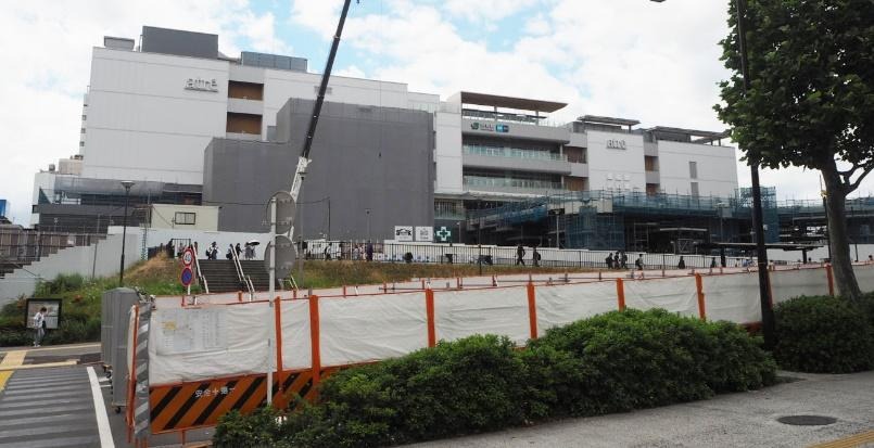 2026年12月開業予定の中野駅ビル「アトレ中野」の建設状況。中野駅北口側から撮影した2026年5月時点の外観。