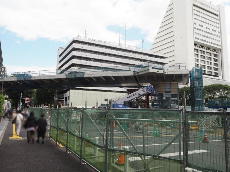 中野駅北口で建設中のペデストリアンデッキと新北口駅前広場。アトレ中野開業に合わせて整備が進む2026年5月時点の様子。