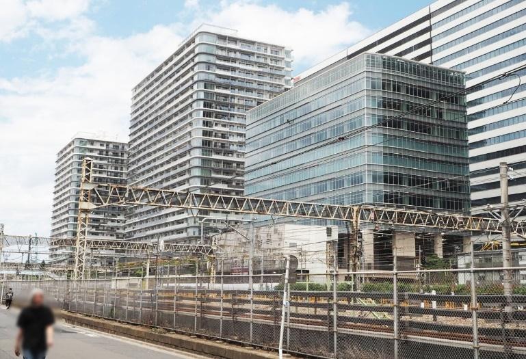 2026年5月29日に街びらきした中野駅北口西側の囲町東地区再開発「パークシティ中野」。線路南側から撮影した住宅棟とオフィス棟の外観。