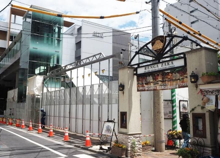 アトレ中野開業に向けて整備が進む中野駅の新南口。南側のレンガ坂と接続する出入口の2026年5月時点の建設状況。