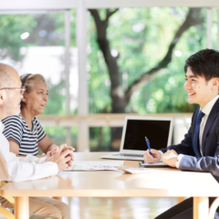 穏やかな60代夫婦の暮らしと、資産を「守りながら活かす」イメージ