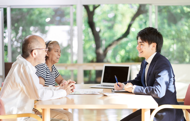 穏やかな60代夫婦の暮らしと、資産を「守りながら活かす」イメージ